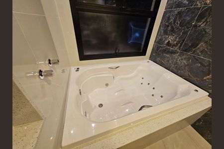 Casa de condomínio à venda com 330m², 4 quartos e 6 vagas Casa de condomínio à venda com 330m², 4 quartos e 6 vagasBanheiro