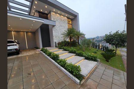 Casa de condomínio à venda com 330m², 4 quartos e 6 vagas Casa de condomínio à venda com 330m², 4 quartos e 6 vagasFachada