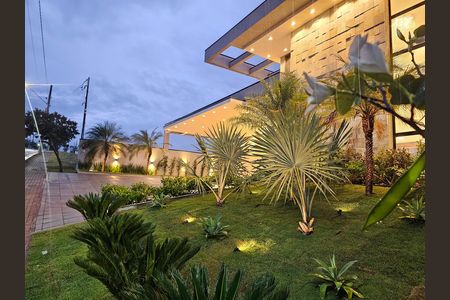 Casa de condomínio à venda com 330m², 4 quartos e 6 vagas Casa de condomínio à venda com 330m², 4 quartos e 6 vagasFachada
