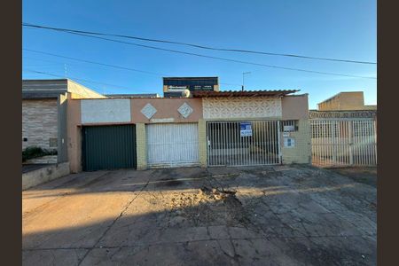Fachada  de casa para alugar com 3 quartos, 100m² em Qnj 39, Brasília