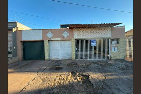 Fachada  de casa para alugar com 3 quartos, 100m² em Qnj 39, Brasília