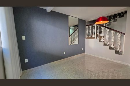 Casa à venda com 225m², 4 quartos e 3 vagas Casa à venda com 225m², 4 quartos e 3 vagasSala
