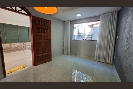 Casa à venda com 225m², 4 quartos e 3 vagas Casa à venda com 225m², 4 quartos e 3 vagasSala