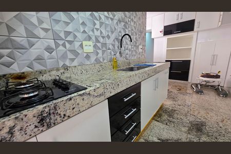 Casa à venda com 225m², 4 quartos e 3 vagas Casa à venda com 225m², 4 quartos e 3 vagasCozinha - Armários