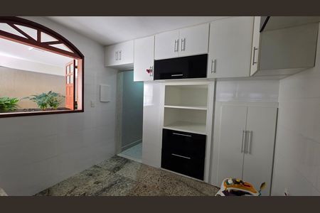 Casa à venda com 225m², 4 quartos e 3 vagas Casa à venda com 225m², 4 quartos e 3 vagasCozinha - Armários