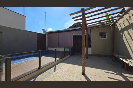 Casa à venda com 225m², 4 quartos e 3 vagas Casa à venda com 225m², 4 quartos e 3 vagasÁrea comum - Piscina