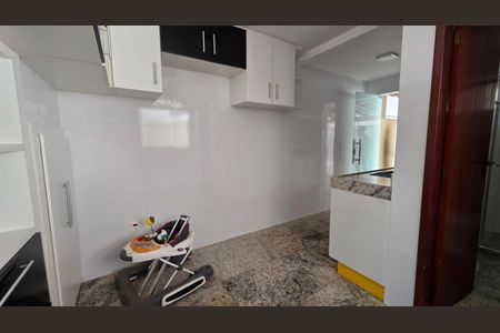 Casa à venda com 225m², 4 quartos e 3 vagas Casa à venda com 225m², 4 quartos e 3 vagasCozinha - Armários