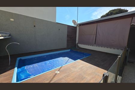 Casa à venda com 225m², 4 quartos e 3 vagas Casa à venda com 225m², 4 quartos e 3 vagasPiscina