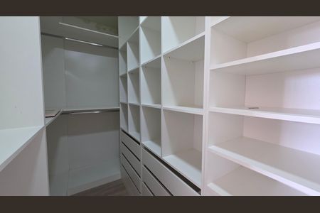 Casa à venda com 225m², 4 quartos e 3 vagas Casa à venda com 225m², 4 quartos e 3 vagasClosed