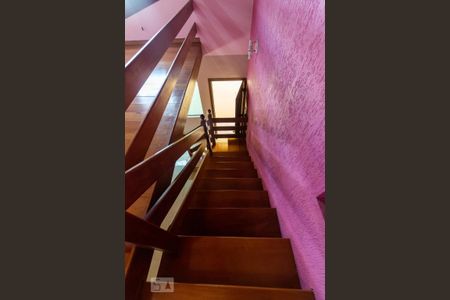 Casa à venda com 297m², 6 quartos e 2 vagas Casa à venda com 297m², 6 quartos e 2 vagasEscada