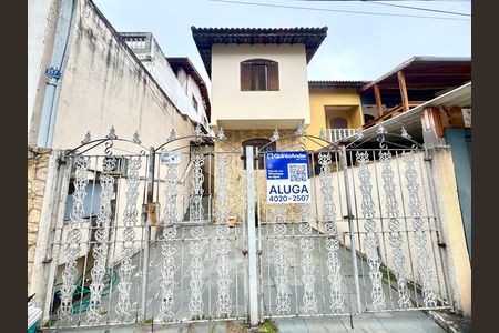 Placa instalada na fachada do imóvel de casa para alugar com 3 quartos, 110m² em Vila Rosalia, Guarulhos
