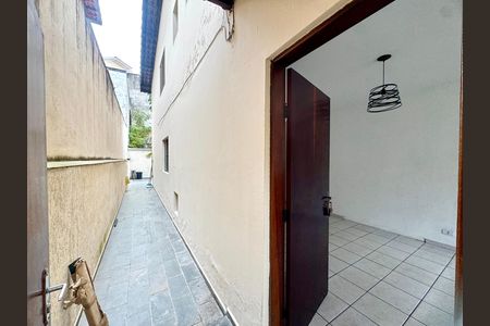 Casa para alugar com 110m², 3 quartos e 2 vagas Casa para alugar com 110m², 3 quartos e 2 vagasCorredor externo