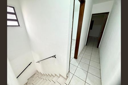Corredor e Escada interna de casa para alugar com 3 quartos, 110m² em Vila Rosalia, Guarulhos