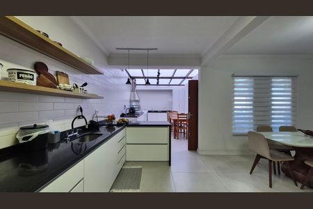 Casa à venda com 108m², 3 quartos e 2 vagas Casa à venda com 108m², 3 quartos e 2 vagasCozinha
