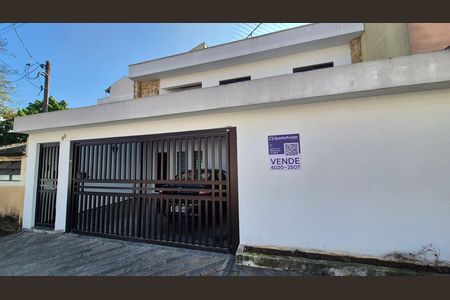 Casa à venda com 108m², 3 quartos e 2 vagas Casa à venda com 108m², 3 quartos e 2 vagasFachada