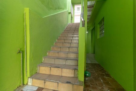 Escada de entrada de casa para alugar com 2 quartos, 80m² em Parque Santa Madalena, São Paulo