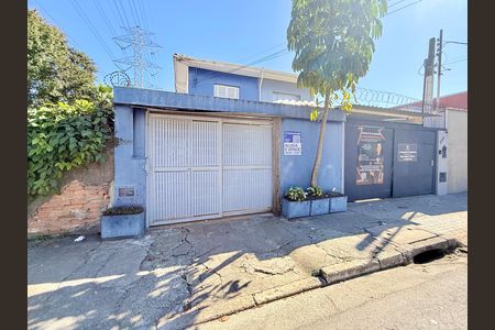 Casa para alugar com 180m², 2 quartos e 2 vagas Casa para alugar com 180m², 2 quartos e 2 vagasFachada