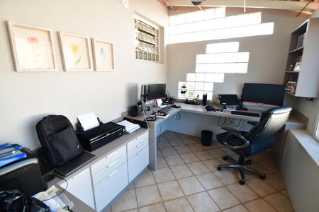 Casa para alugar com 330m², 4 quartos e 3 vagasEscritório