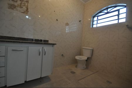Casa para alugar com 237m², 4 quartos e 7 vagasBanheiro da Suíte 2