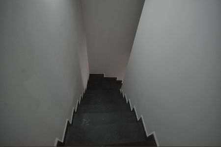 Casa para alugar com 237m², 4 quartos e 7 vagasEscada de acesso à garagem