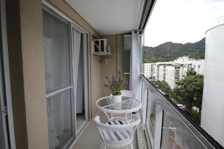 Apartamento à venda com 64m², 2 quartos e 1 vagaVaranda
