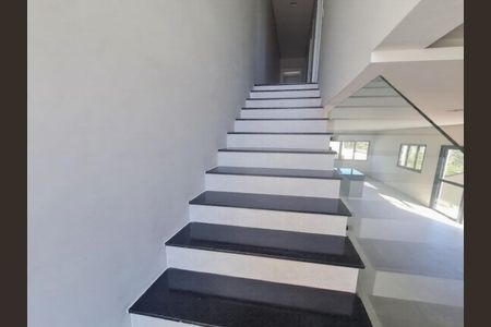 Escada de casa de condomínio para alugar com 2 quartos, 200m² em Villas do Jaguarí, Santana de Parnaíba