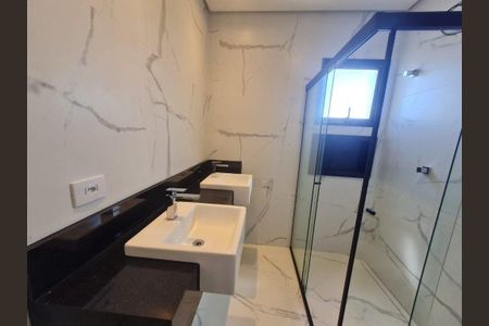 Banheiro de casa de condomínio à venda com 3 quartos, 200m² em Villas do Jaguarí, Santana de Parnaíba