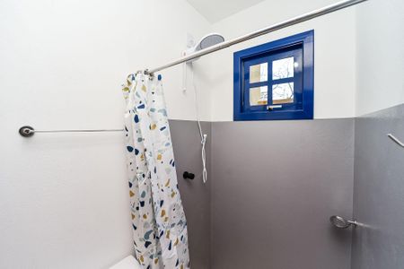 Banheiro de kitnet/studio para alugar com 1 quarto, 31m² em Rubem Berta, Porto Alegre