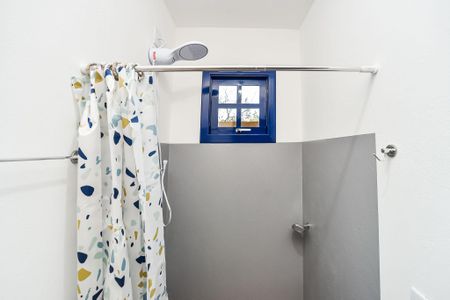 Banheiro de kitnet/studio para alugar com 1 quarto, 31m² em Rubem Berta, Porto Alegre