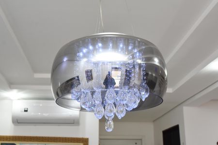 Casa de condomínio à venda com 87m², 3 quartos e 2 vagas Casa de condomínio à venda com 87m², 3 quartos e 2 vagasSala de Jantar detalhe lustre