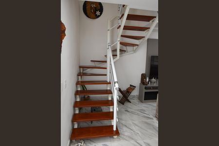 Casa de condomínio à venda com 87m², 3 quartos e 2 vagas Casa de condomínio à venda com 87m², 3 quartos e 2 vagasEscada