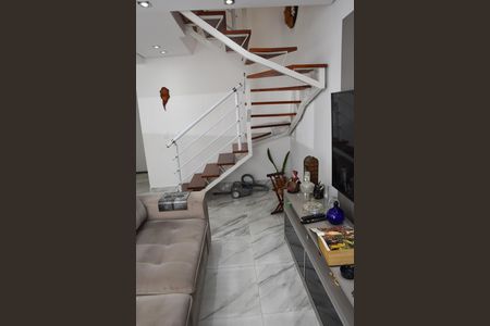 Casa de condomínio à venda com 87m², 3 quartos e 2 vagas Casa de condomínio à venda com 87m², 3 quartos e 2 vagasSala detalhe escada que leva aos quartos