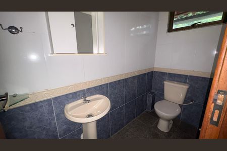 Banheiro 2° Andar de casa de condomínio para alugar com 3 quartos, 116m² em Quarteirão Ingelheim, Petrópolis