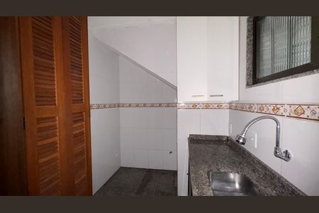 Cozinha de casa de condomínio para alugar com 3 quartos, 116m² em Quarteirão Ingelheim, Petrópolis