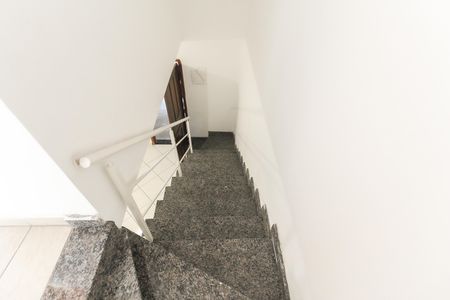Casa de condomínio à venda com 72m², 2 quartos e 2 vagas Casa de condomínio à venda com 72m², 2 quartos e 2 vagasEscada