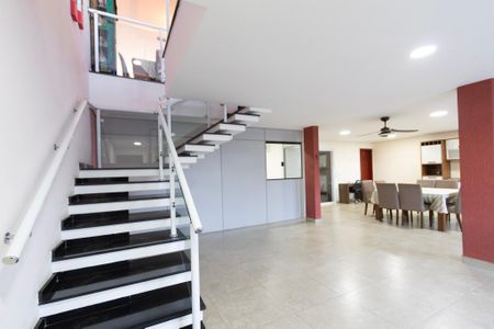 Casa de condomínio para alugar com 420m², 3 quartos e 4 vagas