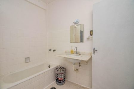 Banheiro de apartamento à venda com 1 quarto, 76m² em Floresta, Porto Alegre