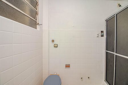 Banheiro de apartamento à venda com 1 quarto, 76m² em Floresta, Porto Alegre