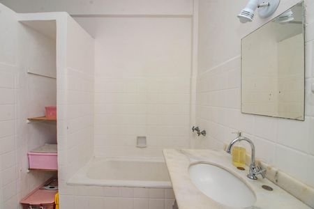 Banheiro de apartamento à venda com 1 quarto, 76m² em Floresta, Porto Alegre