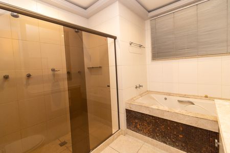 Apartamento para alugar com 244m², 4 quartos e 1 vaga Apartamento para alugar com 244m², 4 quartos e 1 vagaBanheiro da Suíte 2