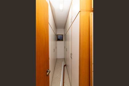 Apartamento para alugar com 244m², 4 quartos e 1 vaga Apartamento para alugar com 244m², 4 quartos e 1 vagaCloset da suíte 2