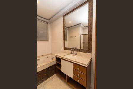 Apartamento para alugar com 244m², 4 quartos e 1 vaga Apartamento para alugar com 244m², 4 quartos e 1 vagaBanheiro da Suíte 2