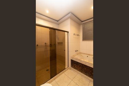 Apartamento para alugar com 244m², 4 quartos e 1 vaga Apartamento para alugar com 244m², 4 quartos e 1 vagaBanheiro da Suíte 2