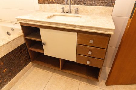 Apartamento para alugar com 244m², 4 quartos e 1 vaga Apartamento para alugar com 244m², 4 quartos e 1 vagaBanheiro da Suíte 2