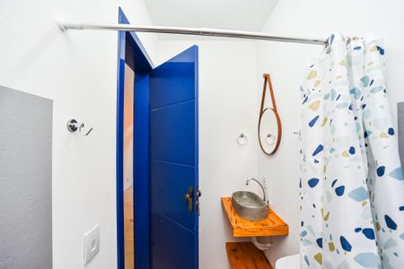 Banheiro de kitnet/studio para alugar com 1 quarto, 31m² em Rubem Berta, Porto Alegre