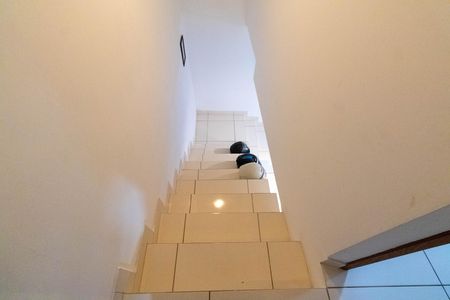 Casa à venda com 180m², 2 quartos e 1 vaga Casa à venda com 180m², 2 quartos e 1 vagaEscada