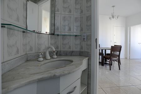 Banheiro de apartamento para alugar com 2 quartos, 54m² em Novo Mogilar , Mogi das Cruzes