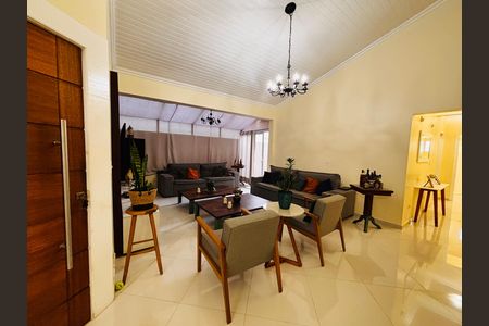 Casa de condomínio para alugar com 250m², 4 quartos e 4 vagas Casa de condomínio para alugar com 250m², 4 quartos e 4 vagasSala