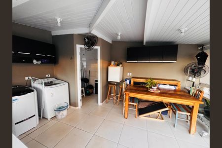 Lavanderia + área da churrasqueira  de casa de condomínio para alugar com 4 quartos, 250m² em Aldeia da Serra, Barueri