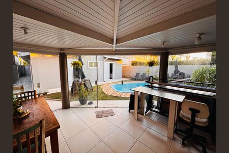 Casa de condomínio para alugar com 250m², 4 quartos e 4 vagas Casa de condomínio para alugar com 250m², 4 quartos e 4 vagasLavanderia + área da churrasqueira